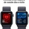 Apple Watch SE GPS • Caixa meia-noite de alumínio – 40 mm • Pulseira loop esportiva tinto